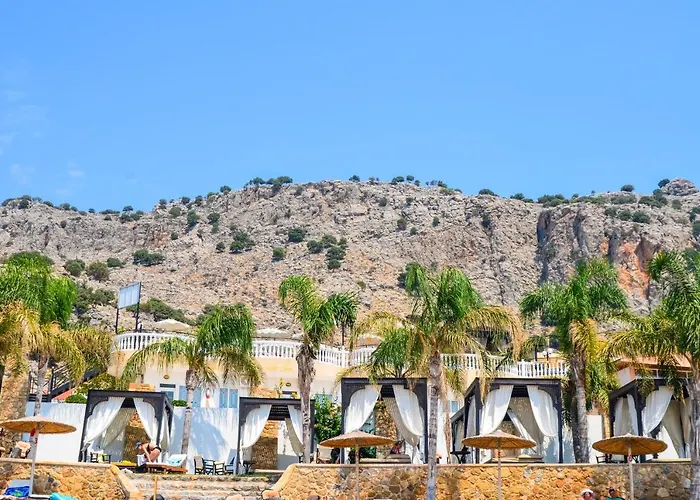 Hotel with pool: Coralli Apartments