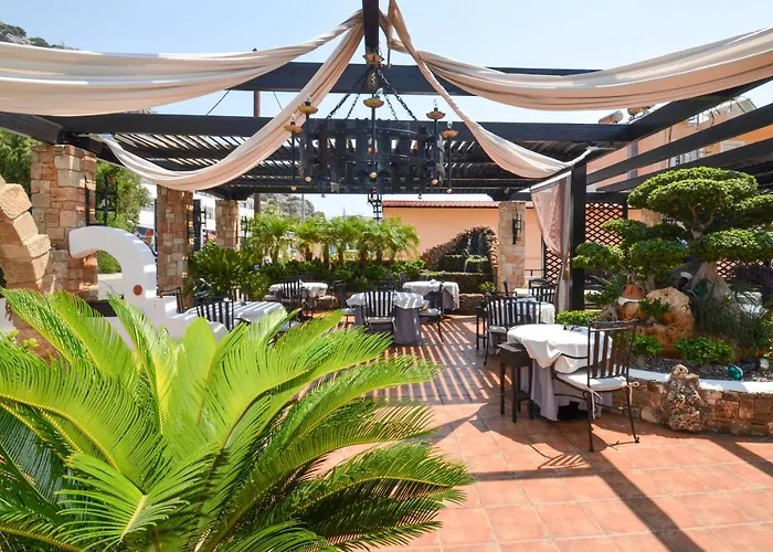 Hotel with pool: Coralli Apartments